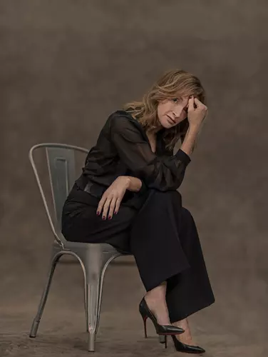 Nadine Prod’homme, avocate, assise sur une chaise en métal