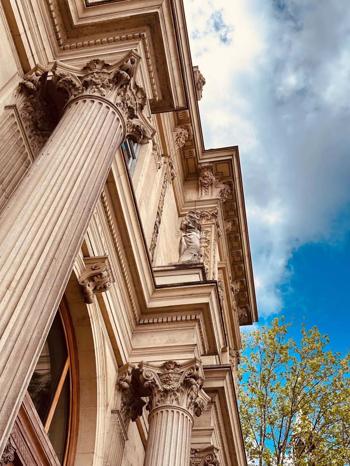 Colonnes corinthiennes d’une façade parisienne, vues en contre-plongée